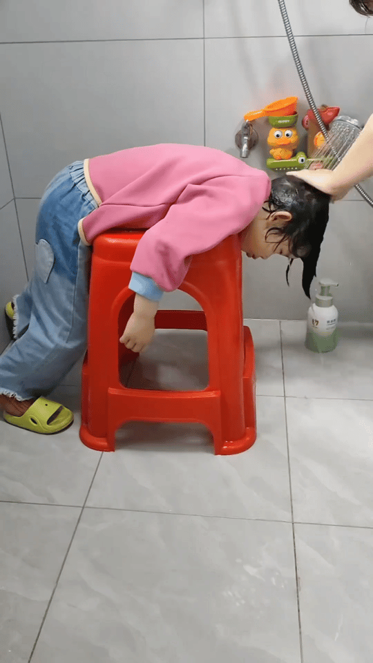真可谓高手在民间！这个视频直接火到新华社了！宝爸宝妈们快瞧过来，要是你还在为给孩