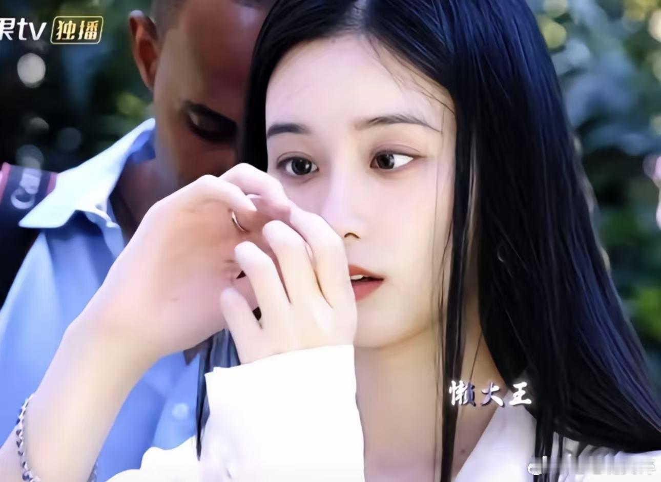 徐艺洋属于明艳类型美女，五官很突出的感觉，有点大花的气质！徐艺洋一朵明艳小白花 