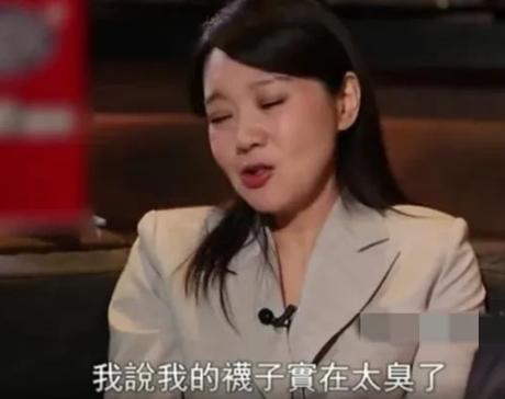 那年，闫妮和张嘉译正在片场练习吻戏技巧，突然闫妮停下了，她低下头，仔细闻了闻说：