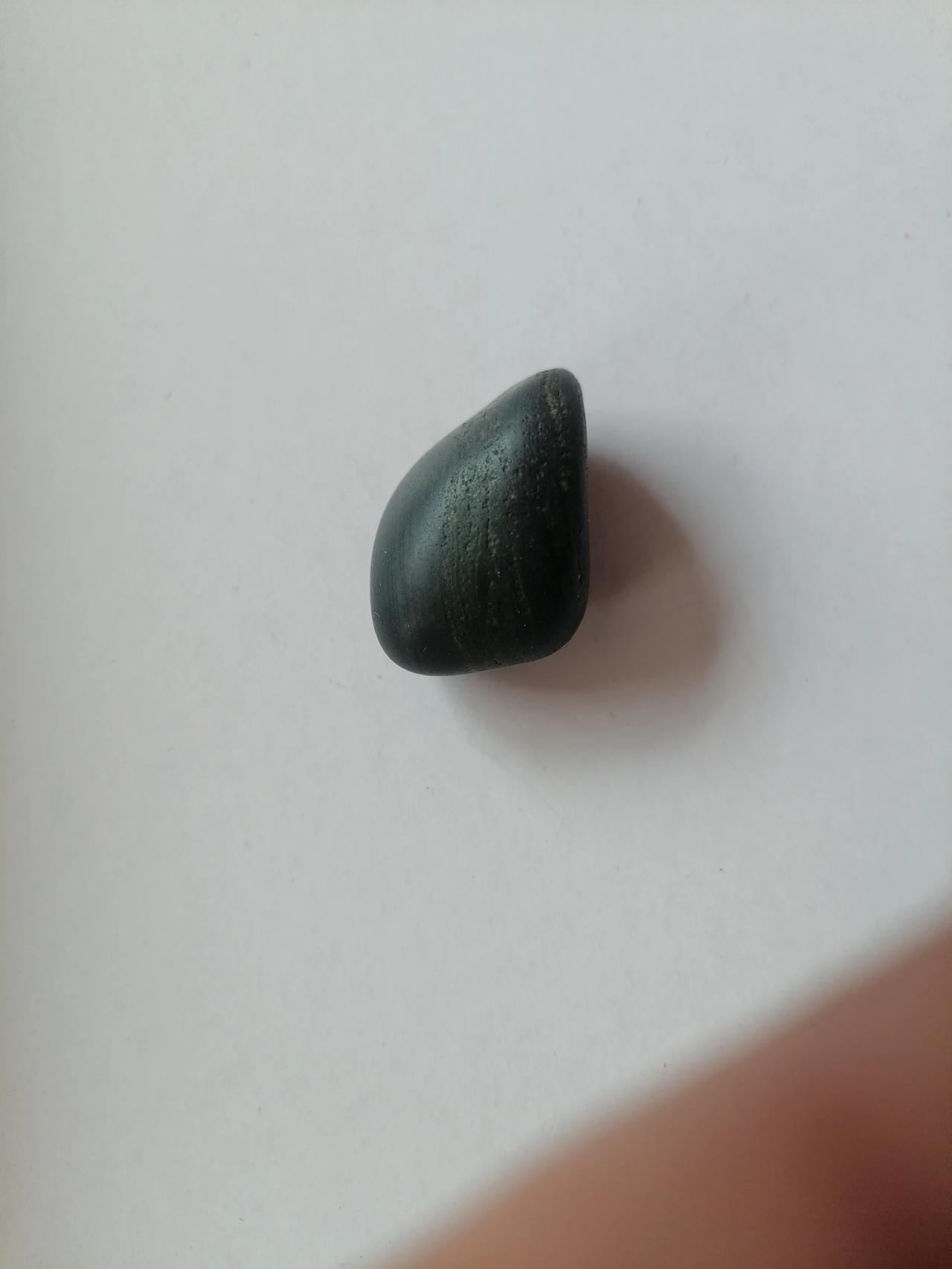 发颗无名宝石，此石不通透、肉质是银灰带蓝、细腻，光泽内敛。自带天然漂亮刻纹。敬请