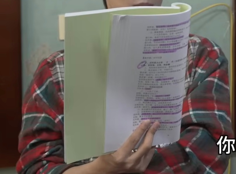 好认真啊，我真的很喜欢做满笔记，画得满满的剧本，就像上学的时候那些做满笔记的课本