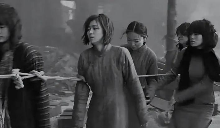 1937年南京沦陷，15岁的豆蔻，冒着风险返回翠凤楼拿琴弦，却被日本兵抓住。日本