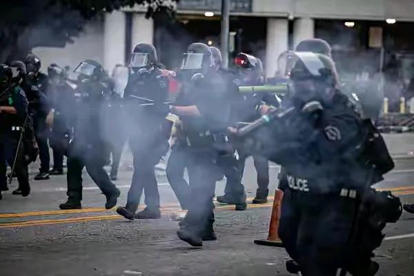 曾经拥抱外来劳工，如今大肆抓捕移民，美国态度反转藏着现实算计。移民执法的大网正在