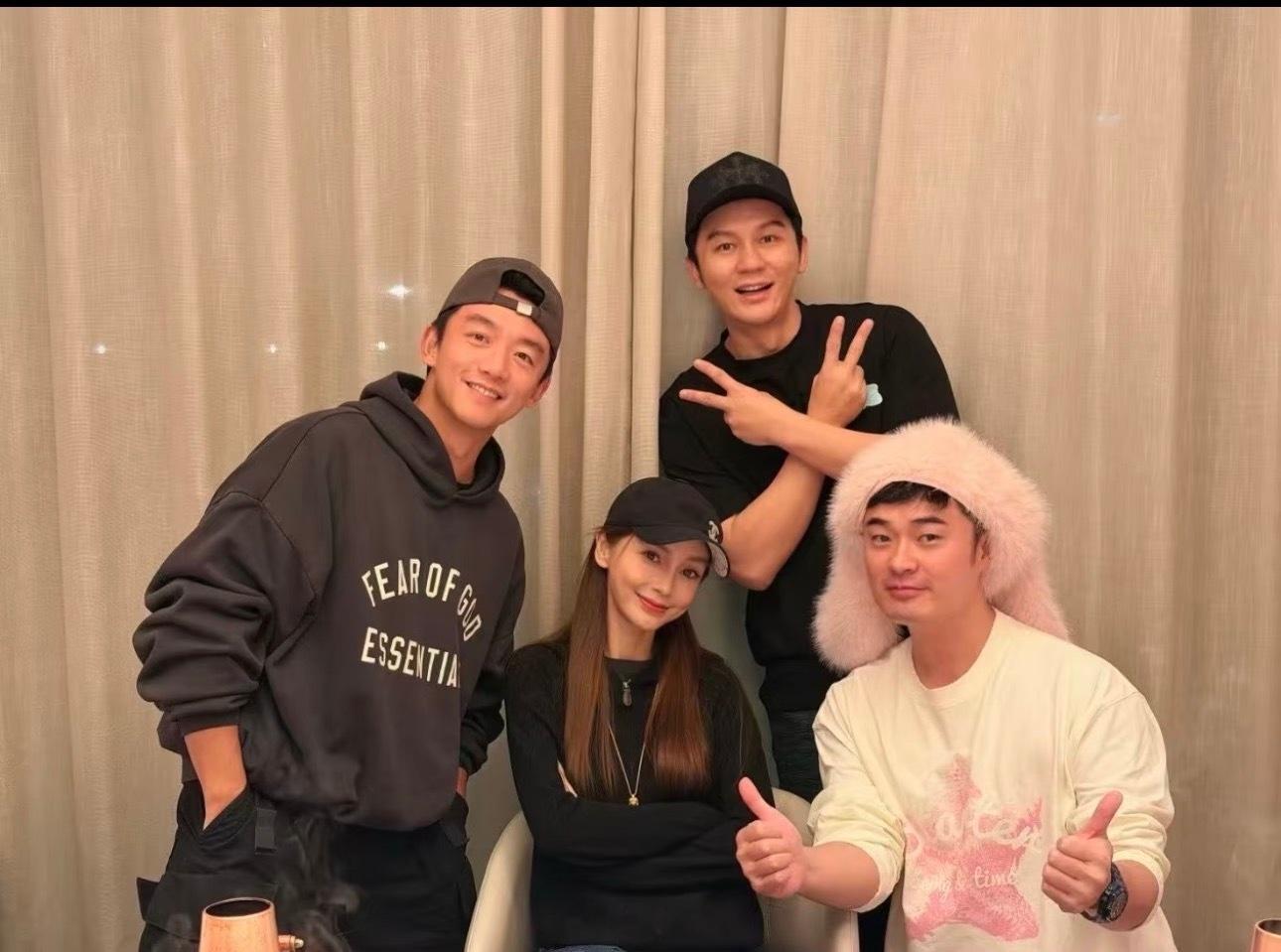 初代跑男合体了李晨晒与angelababy郑恺陈赫合照 初代跑男合体了