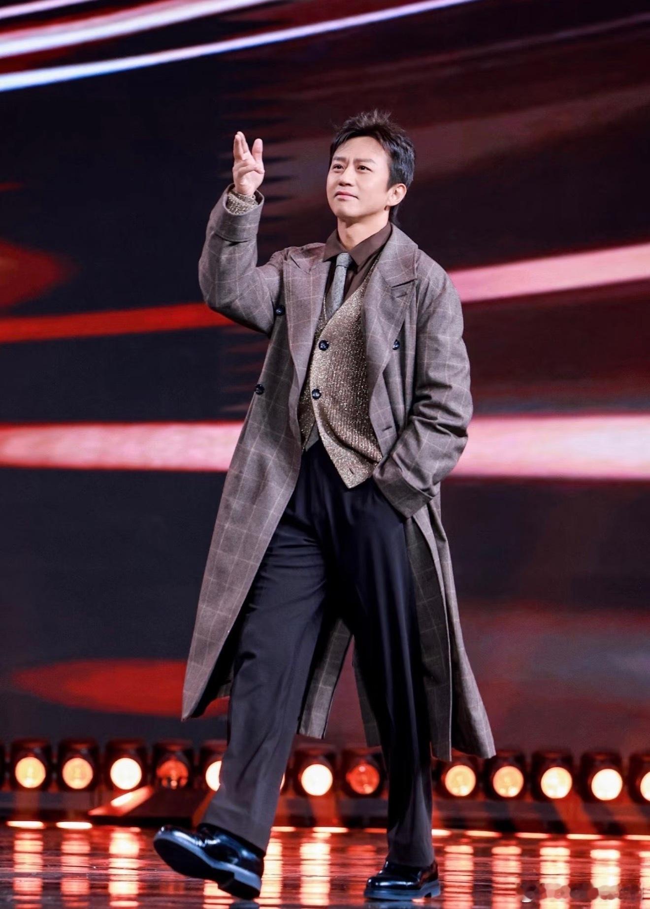 笑梗不笑人，邓超只是在搞笑抽象这个赛道上太出彩了，颜值方面看看当年超哥和孙俪好上