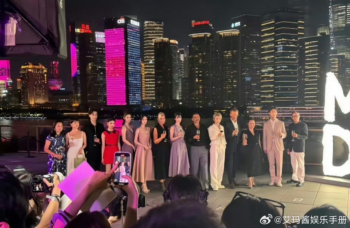 迪丽热巴 刘雨昕分别都有迪奥活动的合影C位图 ​​​