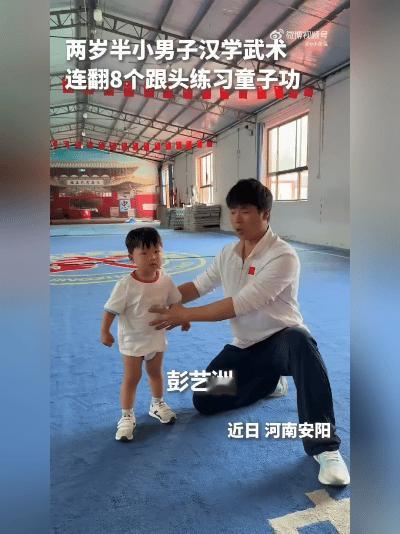 我的乖乖！安阳这穿尿不湿的娃，要把全网都看呆了！
 
就刚才刷到视频，两岁半的小