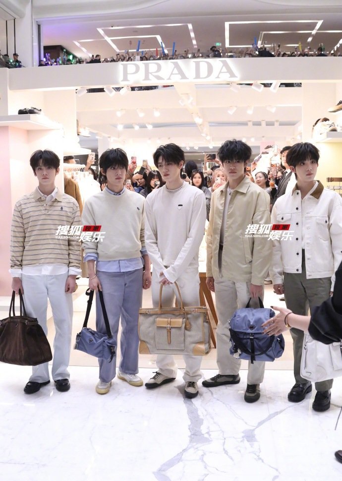 登陆少年北京PRADA活动线下生图  登陆少年浅色系春日穿搭 登陆少年浅色系春日