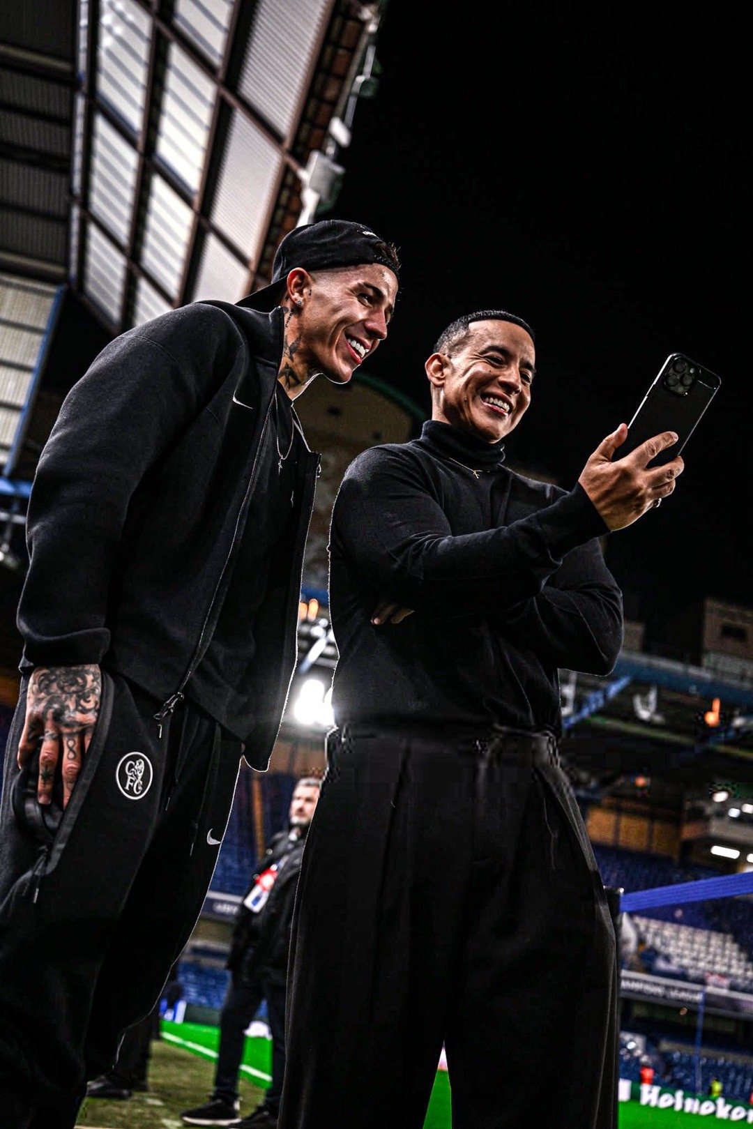 🎧🤝⚽  洋基老爹在斯坦福桥见证了切尔西1比0帕福斯 的欧冠比赛，并与恩佐和