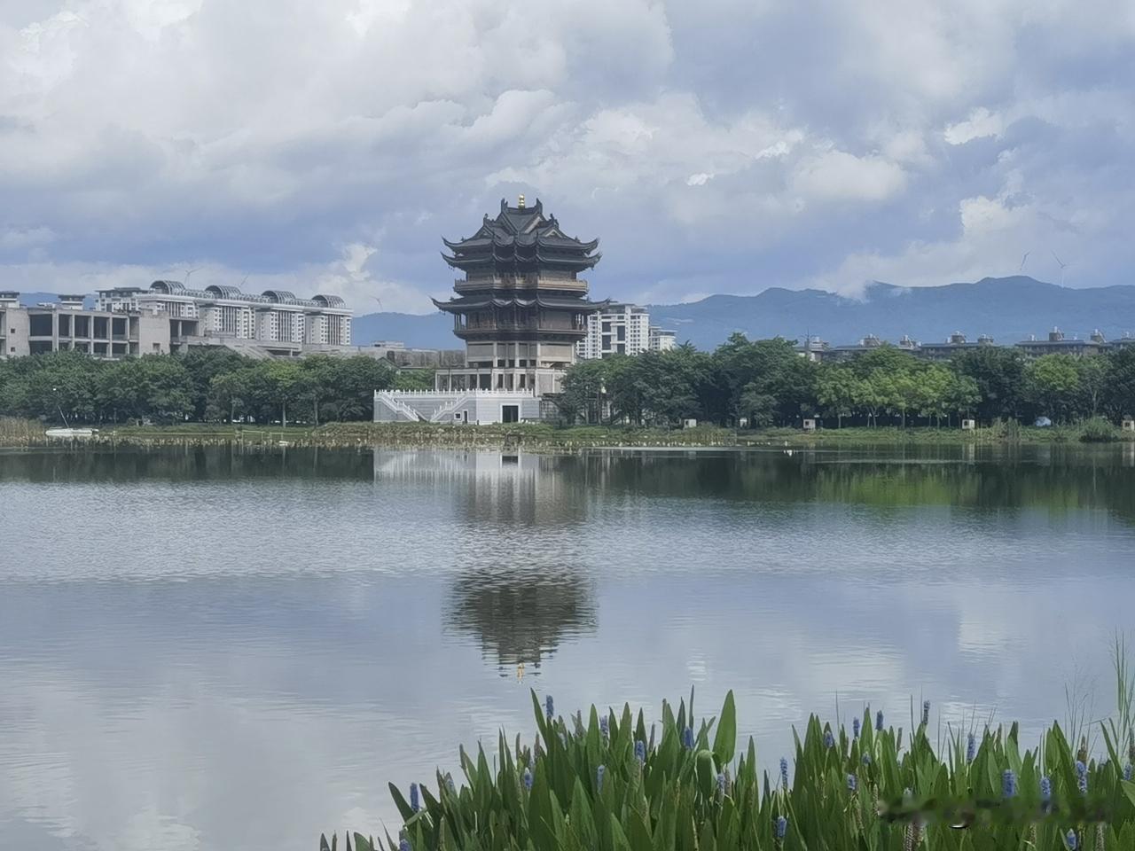 远山如黛，近水含烟，天地间是一幅未干的水墨。