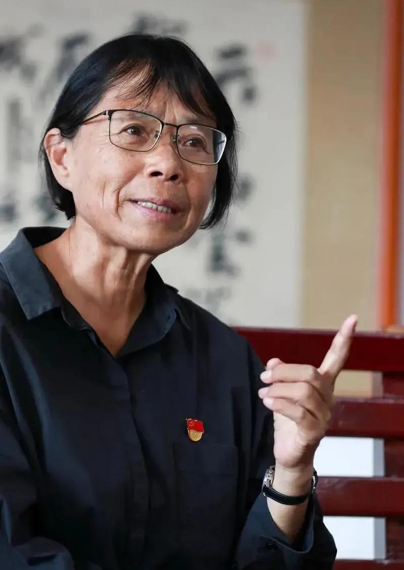 2007年，张桂梅被选为十七大代表，华坪县给她7000块钱买正装，谁知她不仅没买