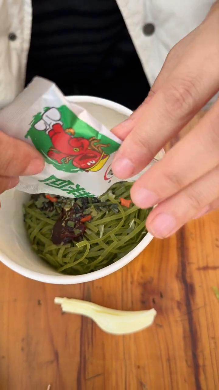 今天小赵给大家介绍一款番茄味的荆芥面，小时候妈妈的味道，这就跟河南人夏天吃的荆芥