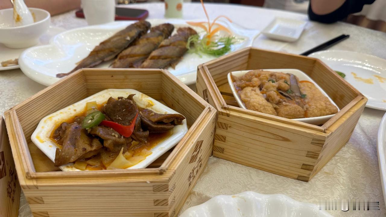 这是今天的午餐，三个人喝完咖啡，直接过来，两家都在白鹭洲公园内。以后天凉了，我一