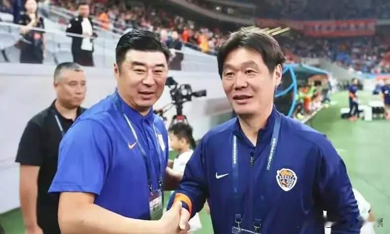 李霄鹏主教练终于不被道德绑架了，出于感情服务了青岛海牛几年时间，还被海牛球迷骂的