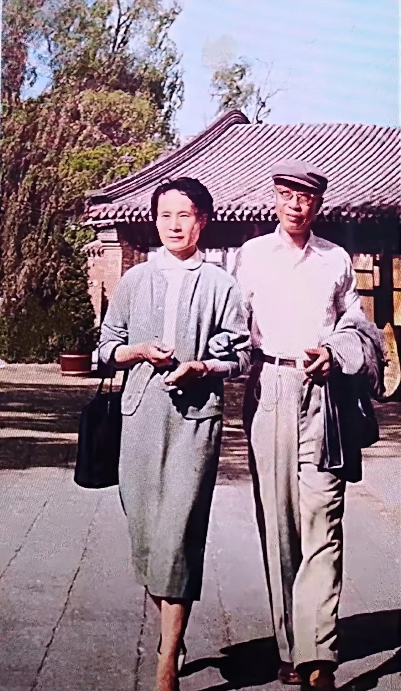 这是那时获得特赦后的末代皇帝溥仪携新配夫人李淑贤重游故宫的情景。从“龙”到“人”