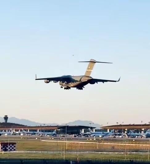 特朗普大概没料到，自己把访华的架势造得震天响，C-17 一架接一架飞到北京造势，