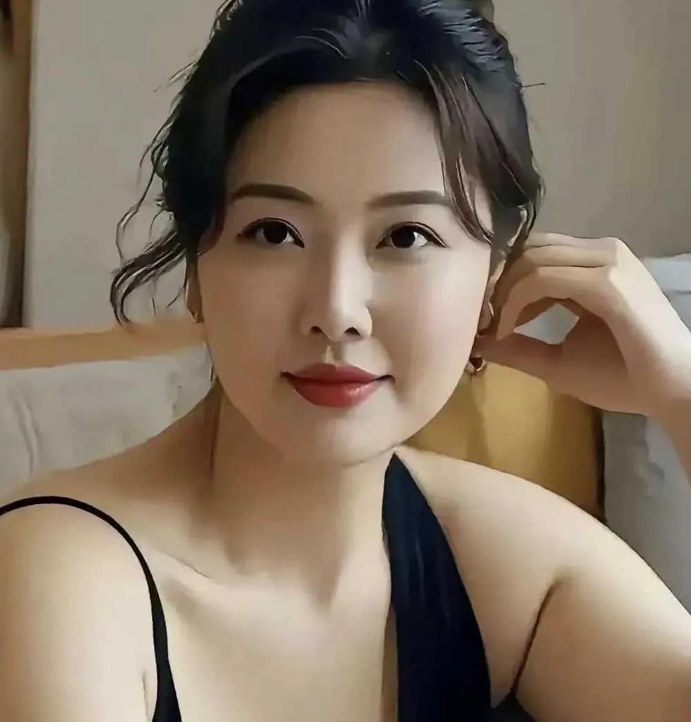 曾经沧海难为水，除却巫山不是云。

此句以沧海巫云的极致自然意象，隐喻刻骨铭心的