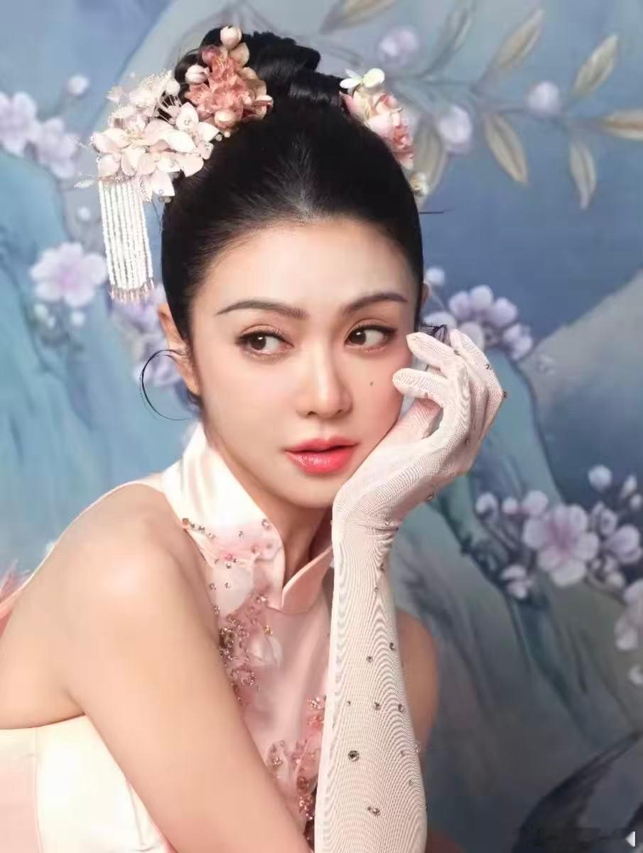 薛凯琪立春好明媚谁还没听薛凯琪的独唱版《立春》？清甜嗓音配上春意旋律，单曲循环亿