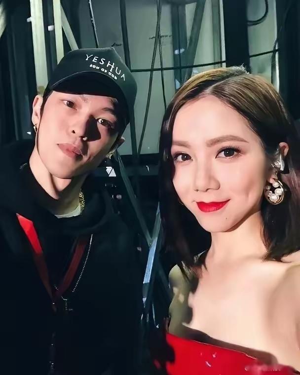 好的缘分值得等待，
这不得甩出前任几百条街，
邓紫棋男朋友Mark，一直默默守候