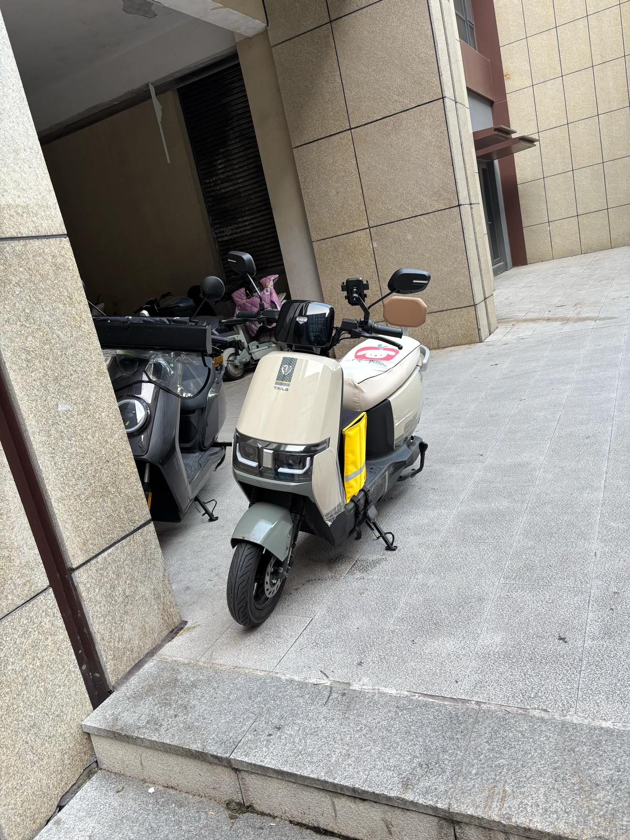 “台铃电动车简直不要太拉吉：车头死亡摇摆，各种异响，车把不防水，前叉很容易断，电