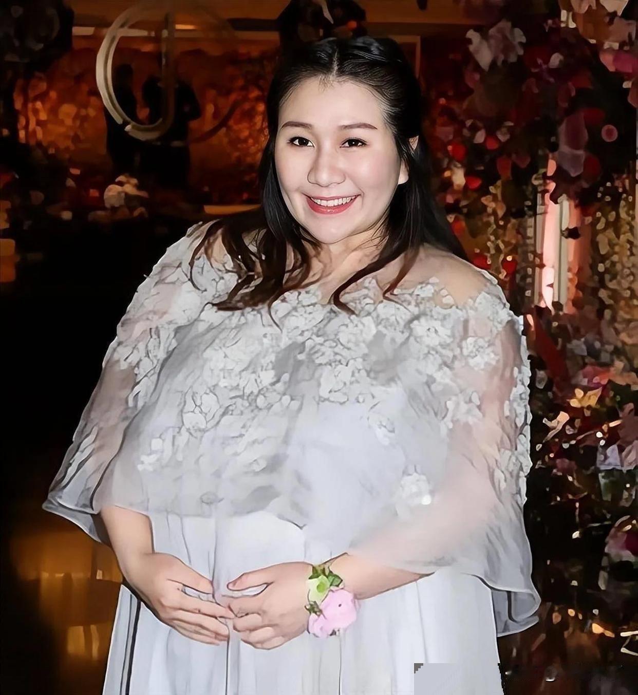 赌王千金何超盈一年减掉100斤，变化惊人。
何鸿燊四房长女何超盈，产后体重飙升至