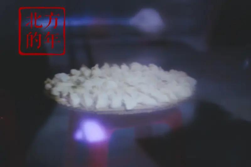 今天是北方小年，春节序曲正式奏响。街头巷尾弥漫着糖瓜香，家家户户都在扫尘迎新。