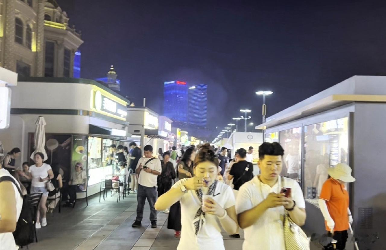 昨晚（周四）数千人游大连东港！

这才是星期四，7月16号晚上的8点，东港的人流