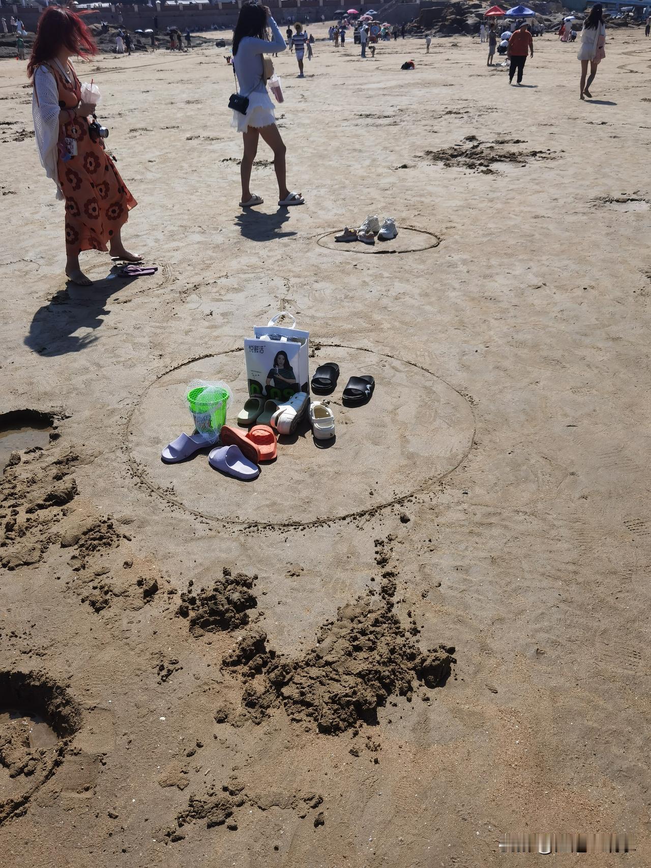 分享我这周有趣的事：只有中国人能懂的神秘东方力量。
去海边玩的时候只要你的东西放