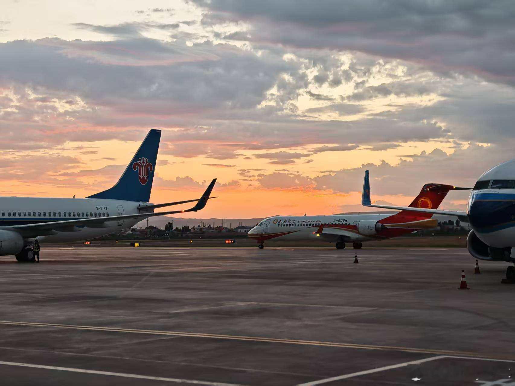暑运去新疆的福音！伊犁伊宁机场一口气新增多条疆外直飞航线：✈️ 成都航空新开伊宁