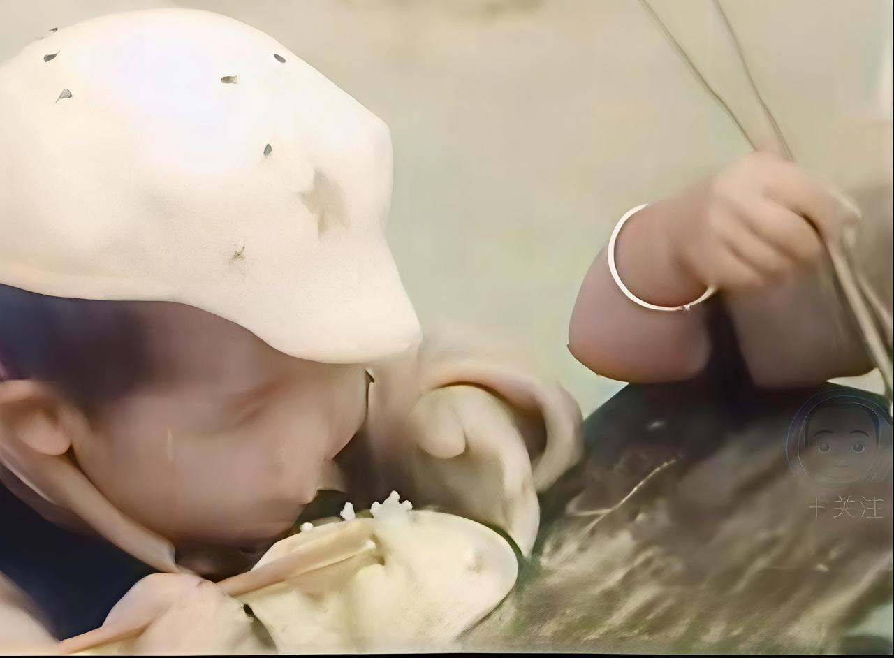 能分享些老照片看看吗这是抗战期间延安保育院的小朋友正在吃饭的一张照片。从照片上看