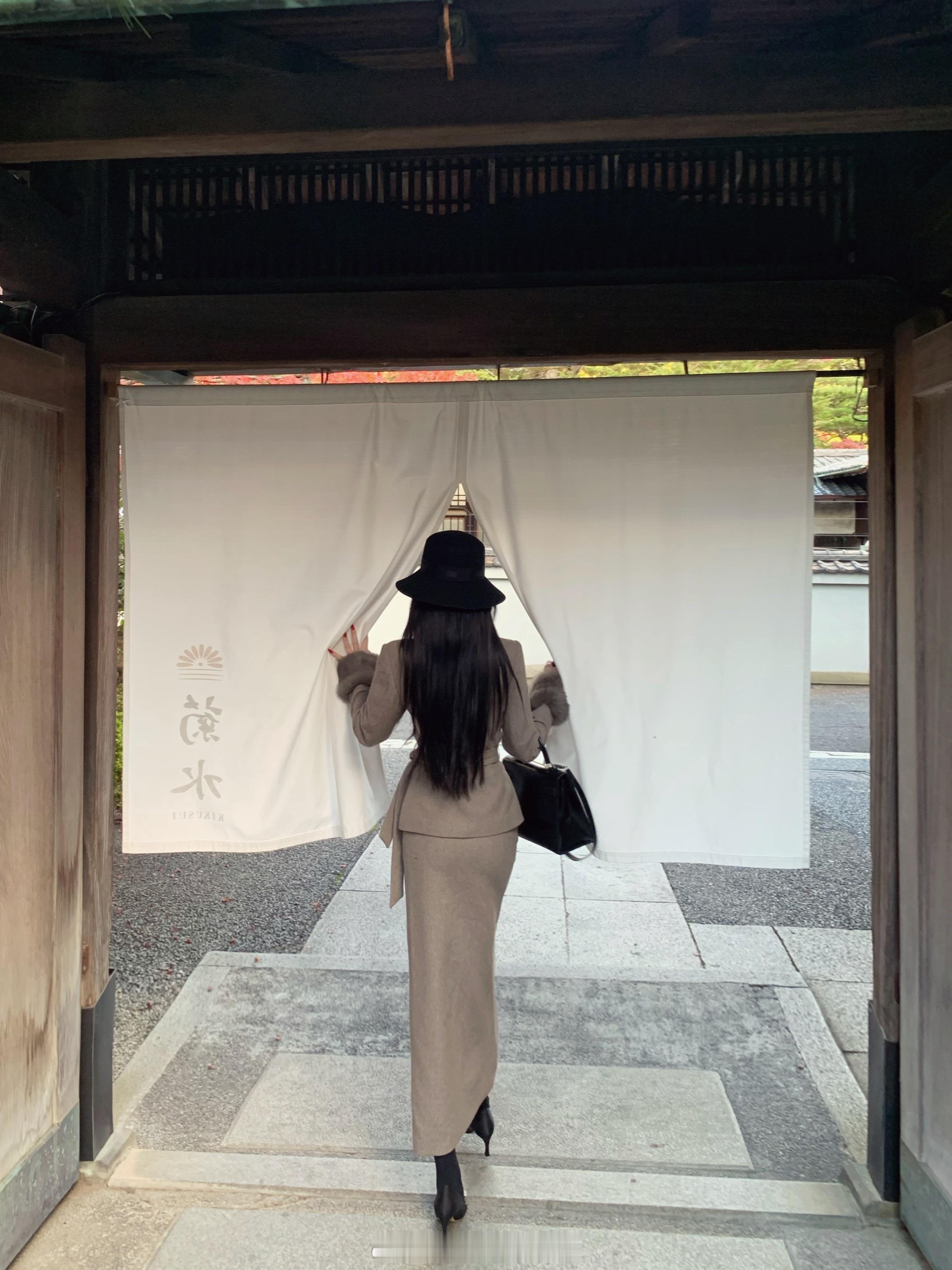 加更一条我喜欢的这个套装🍁不光是内搭 外套也需要一些新鲜感 