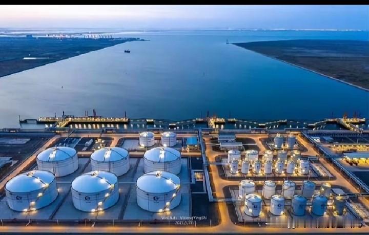 国际原油价格出现持续下跌行情，多家西方财经媒体终于看清国内能源调控的完整布局，中