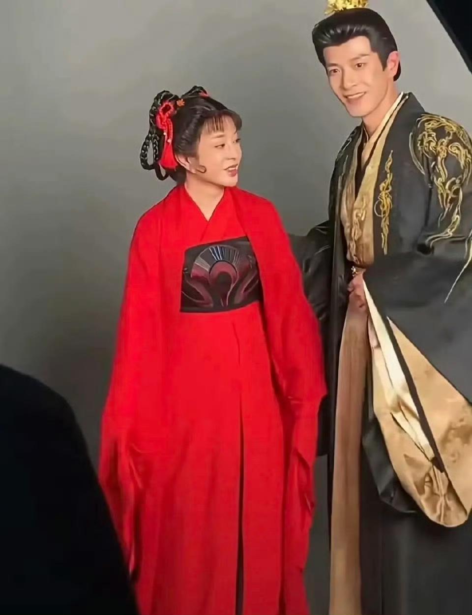 庆奶以70岁高龄出演70岁的武则天，这一选角本身无可厚非。然而，让她在荧幕上饰演