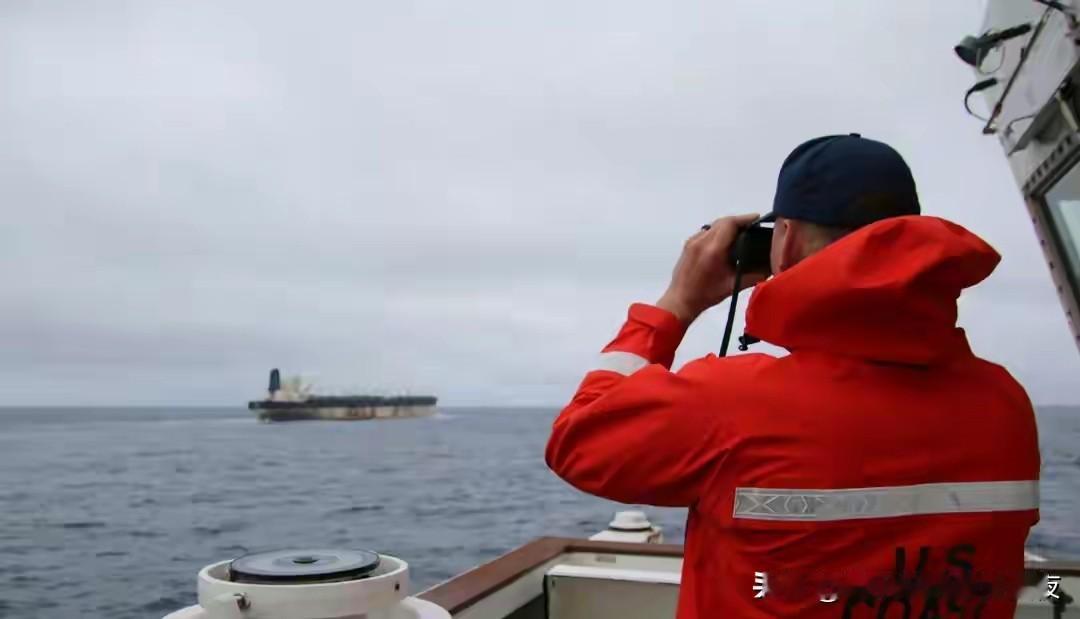 美国扣押挂俄罗斯旗油轮，美媒爆出更多细节：美军海豹突击队登船