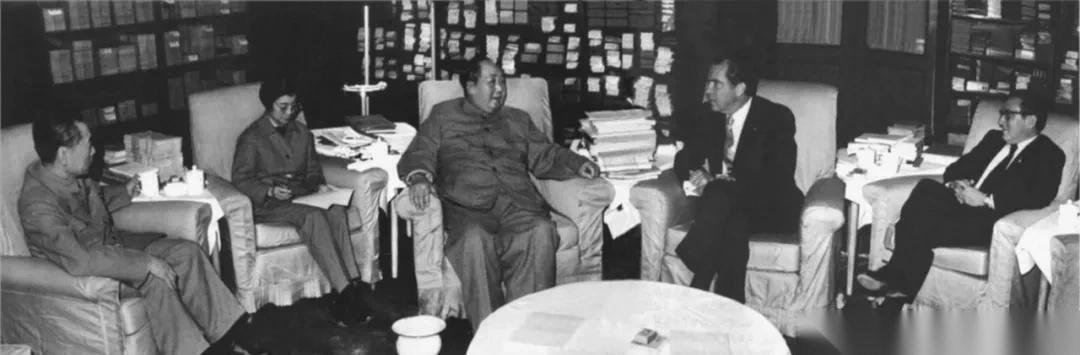 尼克松访华之后提出邀请毛泽东或周恩来访问美国，毛泽东回应称路途实在太远，恐怕自己