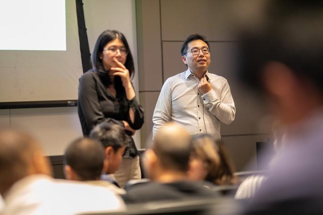 刚刚，苹果华人AI高管被挖！交大校友，薪酬数千万刀，小扎狂挖硅谷墙角