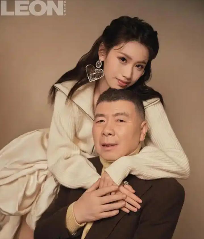冯小刚开300万豪车回老家看瘫痪母亲，伺候了16年的姐姐只提一个要求：“在剧组给