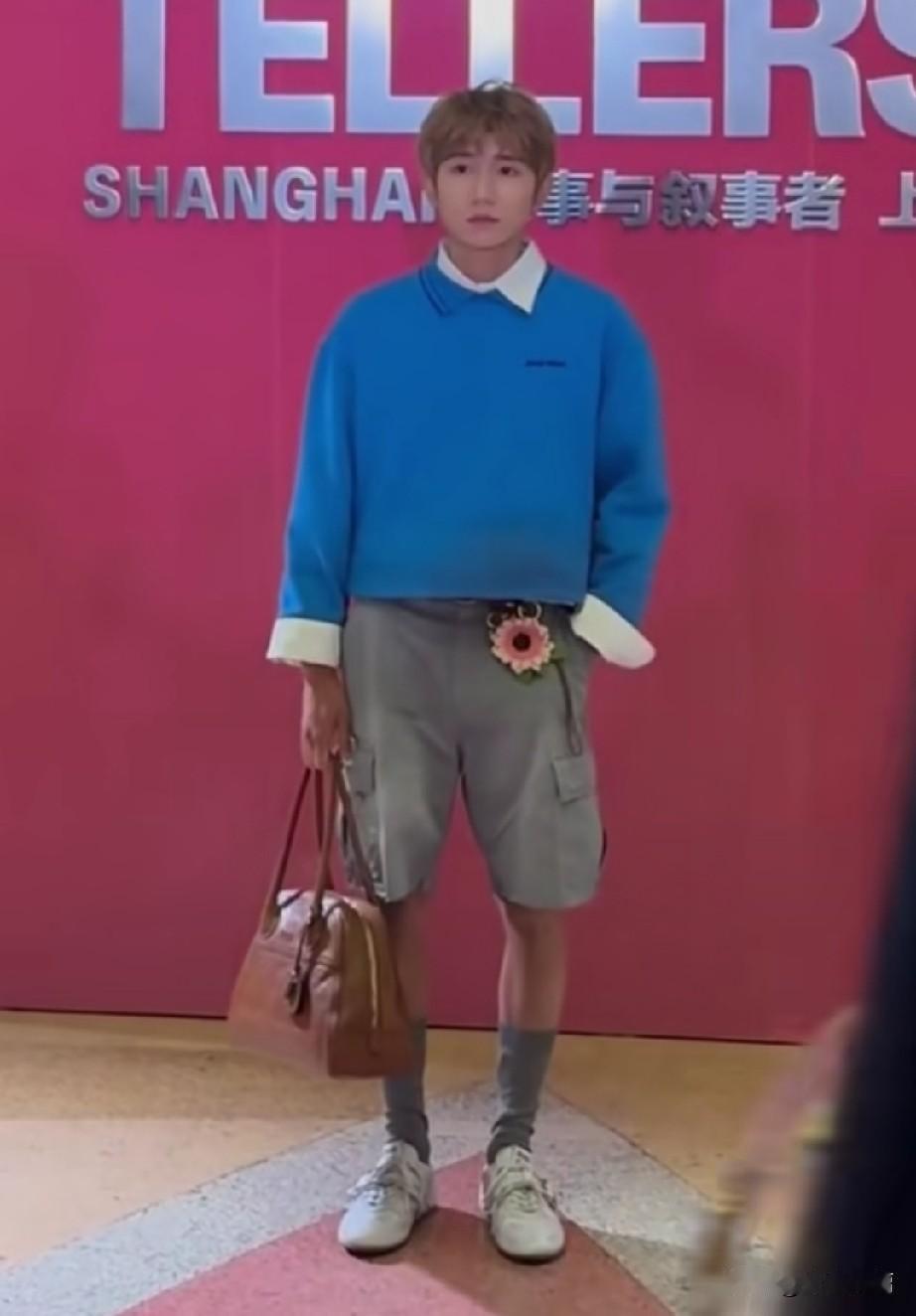 最近王源参加某品牌活动被网友疯狂吐槽。
有的人说他穿的衣服像童装，也有的人说，怎