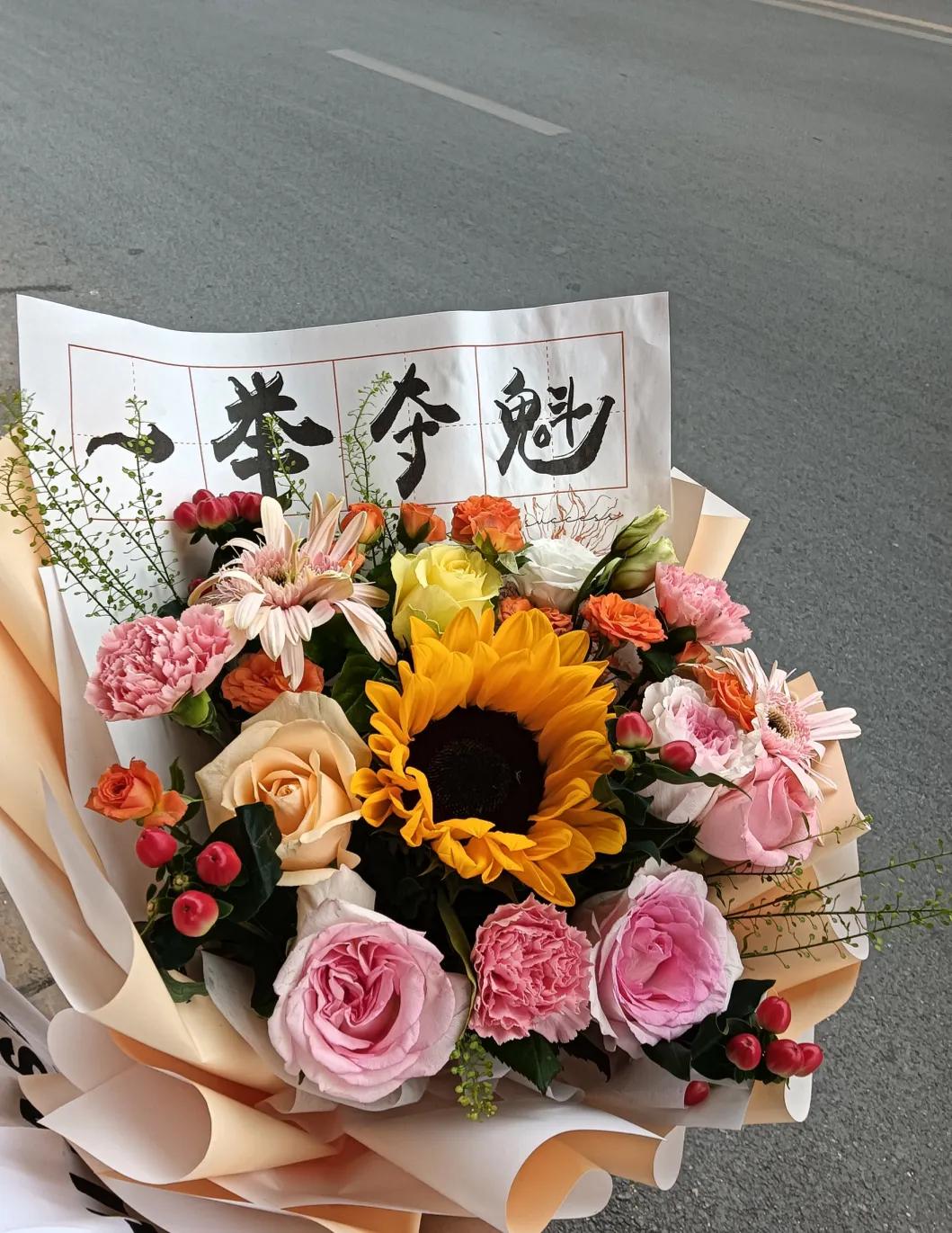 #聊聊我家孩子的高考#
2024.6.8号5点高考结束，在去接女儿的路上！十年寒