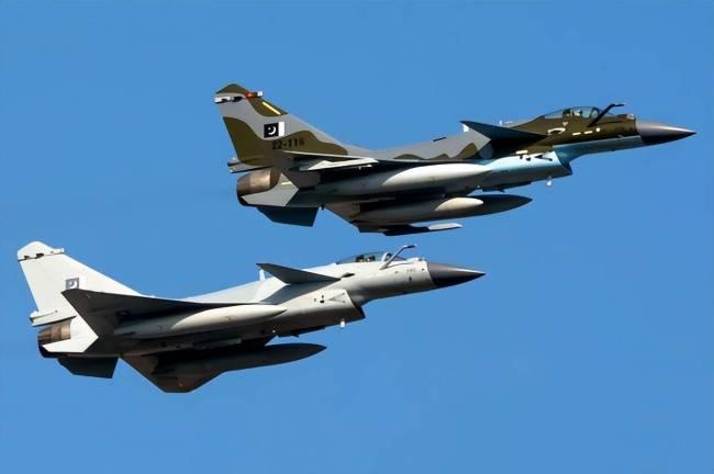 歼-10CE真比F-16领先一代？巴铁飞行员这话，得拆开看。

说“领先一代”，