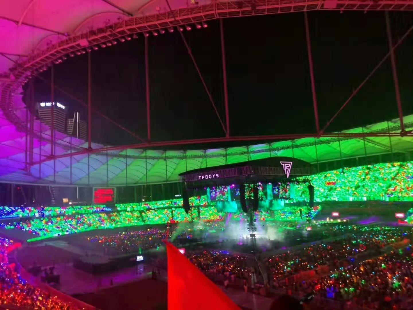 王源时隔七年的深圳转场时隔七年重回深圳开唱，场馆升级为六万人体育场，满场绿色星海
