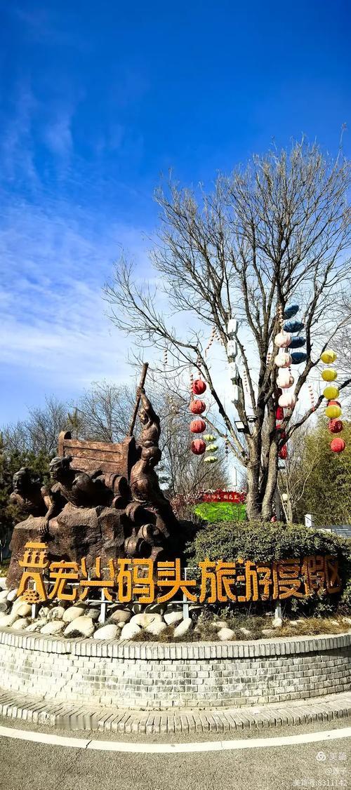 宏兴码头现在商铺都关门了，几乎没有游客，非常冷清，冷清的原因是多方面的：
一是先