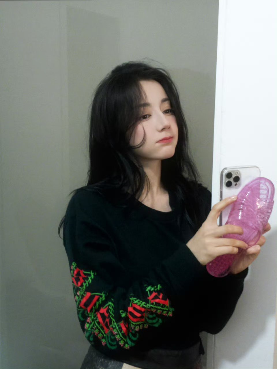 这是拖鞋还是手机壳呀？第一眼宝贝好美第二眼手里拿拖鞋