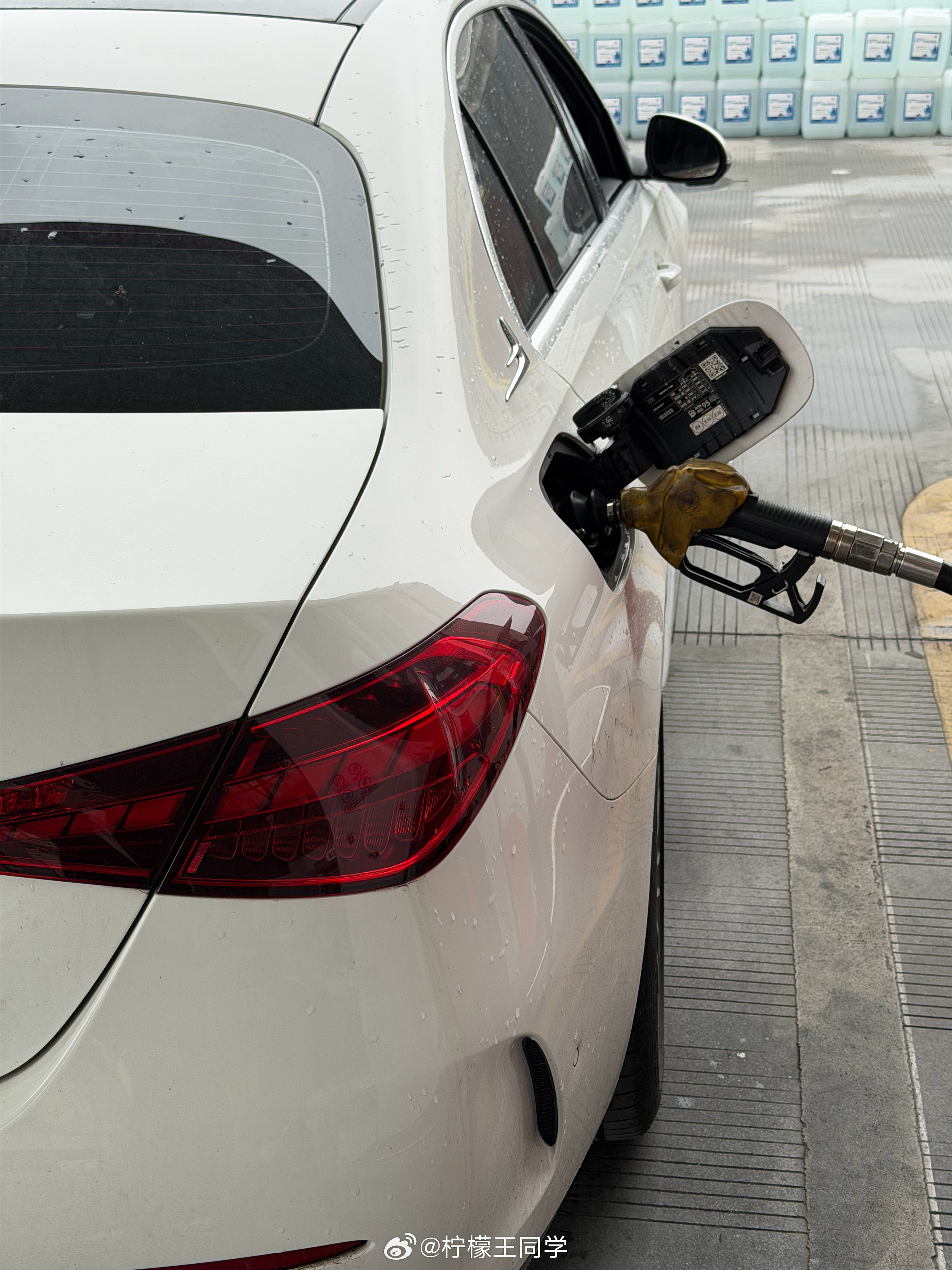 油价 赶在下次调价前把油加满了，虽说涨不涨都得加，但还是有点心疼的这几次调价新能