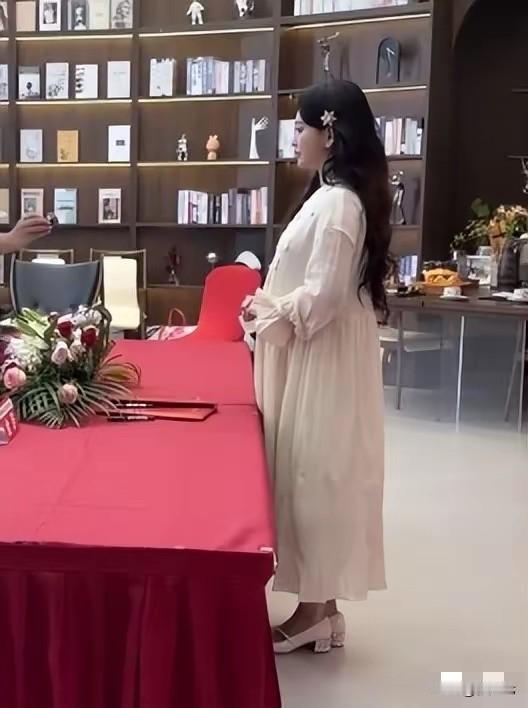 恭喜金莎疑似怀孕了
这次金莎穿的比以往都宽松亮相签约活动，小腹看着已然高高隆起，