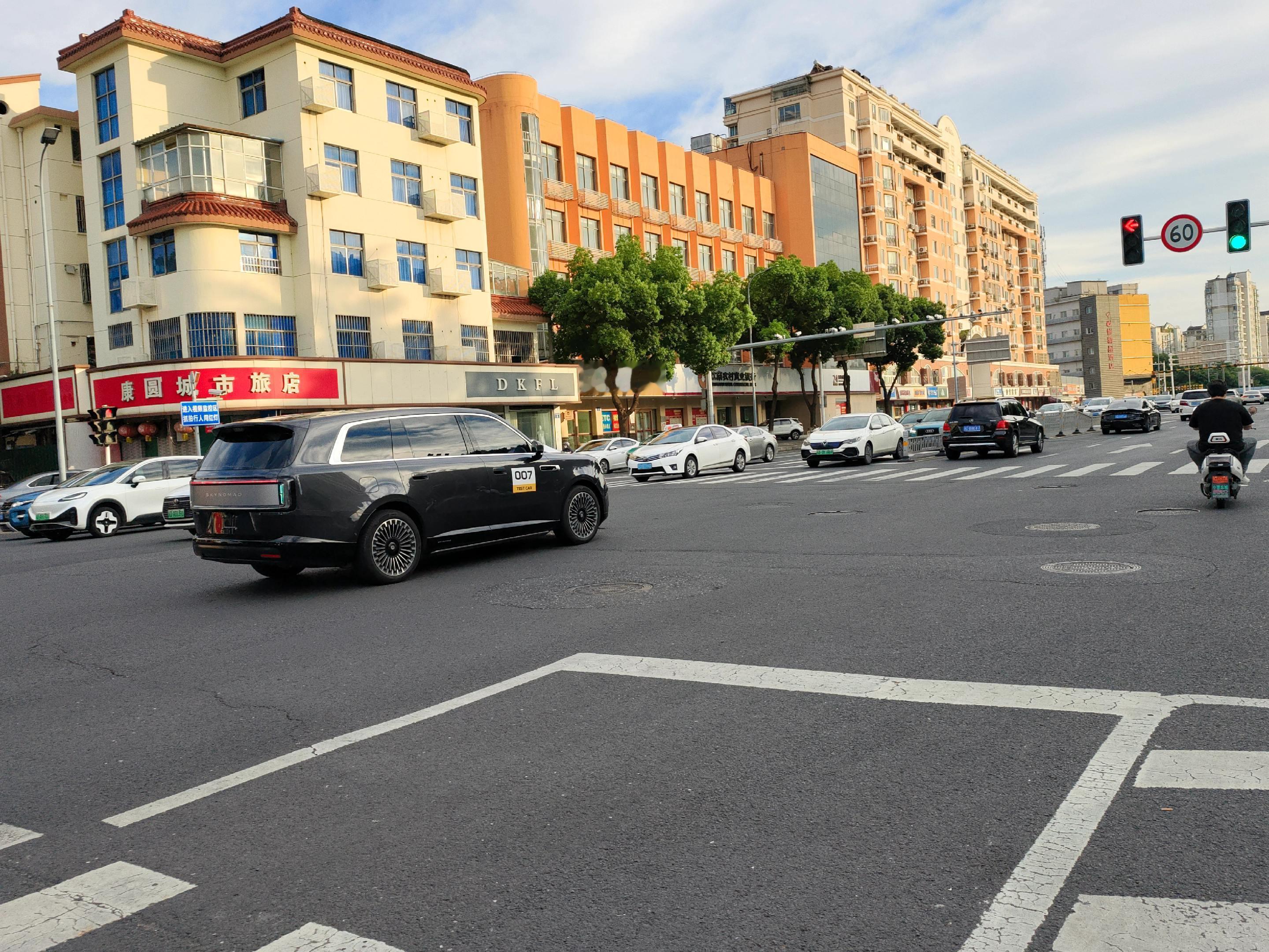 小米澎程无伪装实车曝光 路上越来越多无伪装实车被网友拍到，从此gai上又多了一位