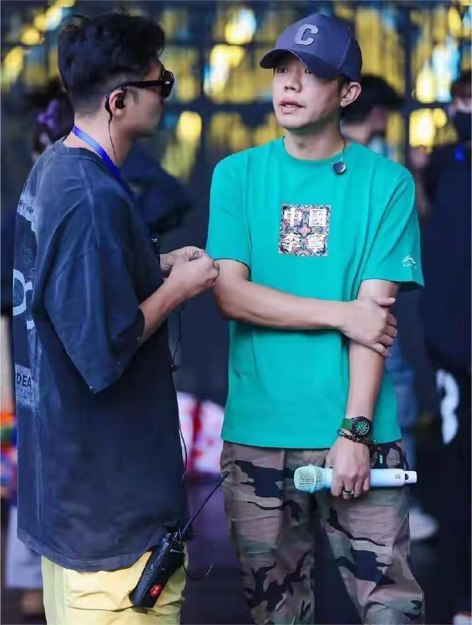 公开戴不雅手表是否涉传播淫秽物品 哪不雅了，就几个抽象小人，就构成淫秽了？那一些