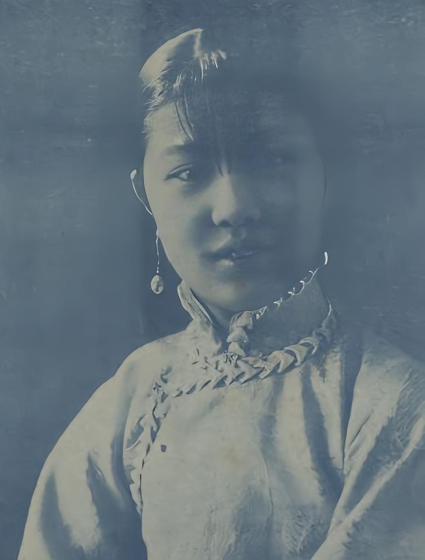 民国坤伶首席胡碧兰：铁嗓藏风骨，多才惜早谢
 
胡碧兰（1909年，宣统元年，己