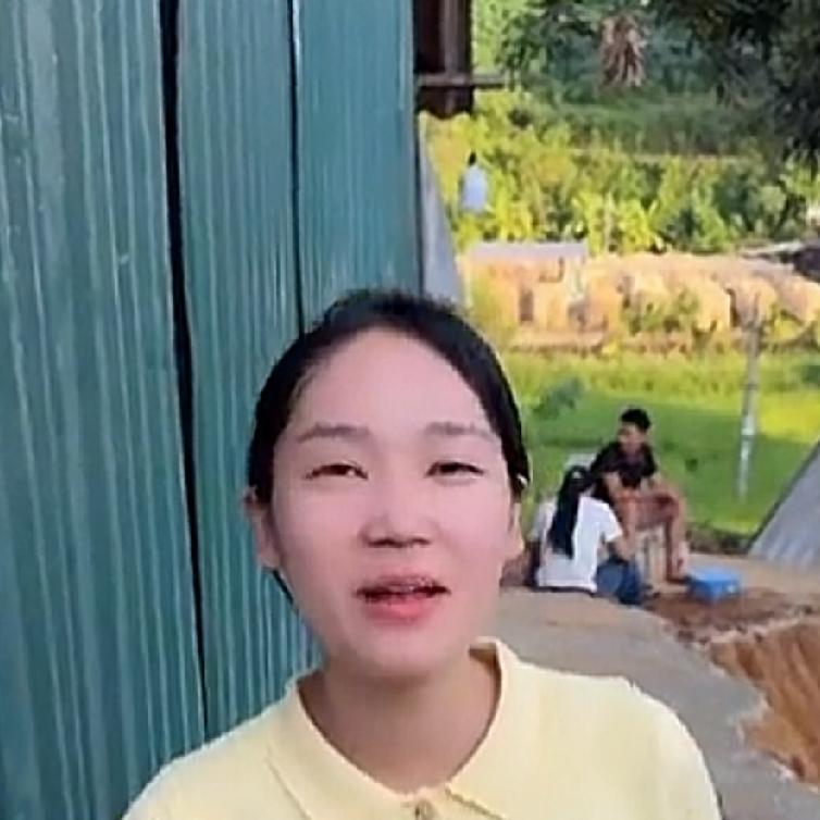 小松记仇，他告诉大家说，二伯母跟丈母娘说过两三次要赶她走，所以她不会给二伯母盖房