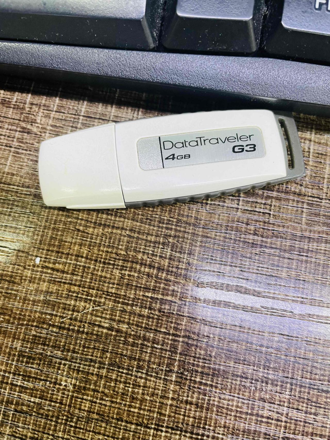 突然发现了这个优盘，还是我上大一的时候，因为学习需要买的，已经是17年前的事情了